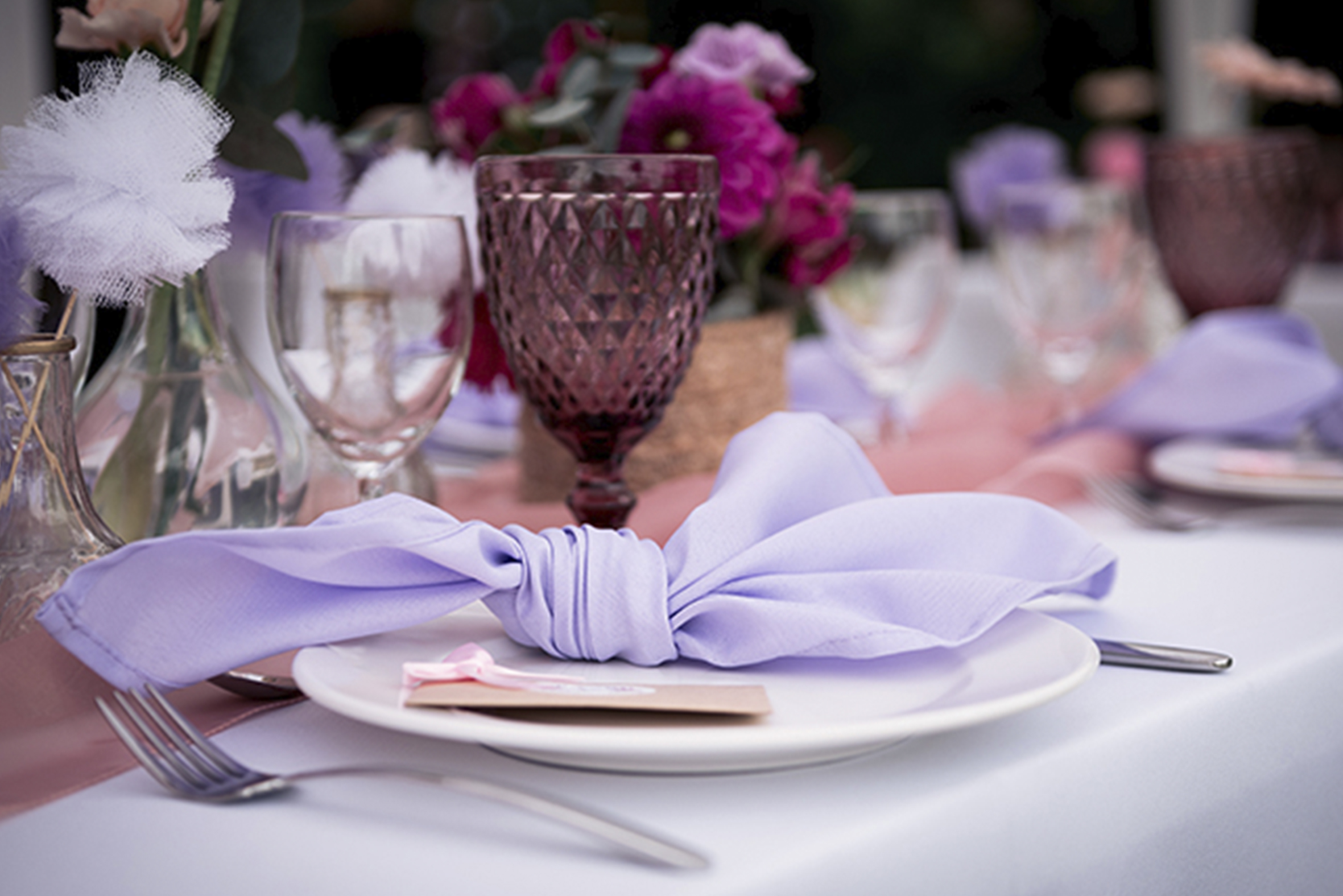 Zoom sur un verre au milieu d'une table de mariage